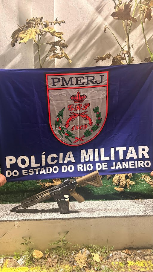 PMs apreendem fuzil 5,56 na Comunidade da Guacha, em Belford Roxo